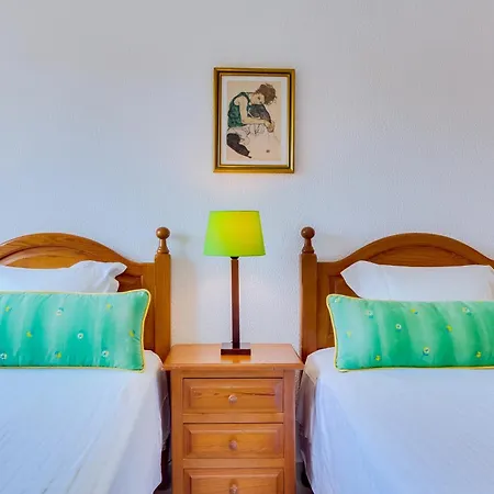 Farol Com Piscina E Estacionamento